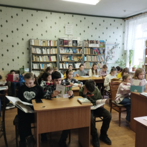 Любить чтение-это обменивать часы скуки , неизбежные в жизни,на часы большого наслаждения. Монтескье