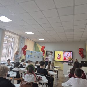 27 лютого у теоретичному ліцеї ім. М. Коцюбинського відбувся теплий і натхненний позакласний захід «Поетична вітальня», присвячений Дню рідної мови